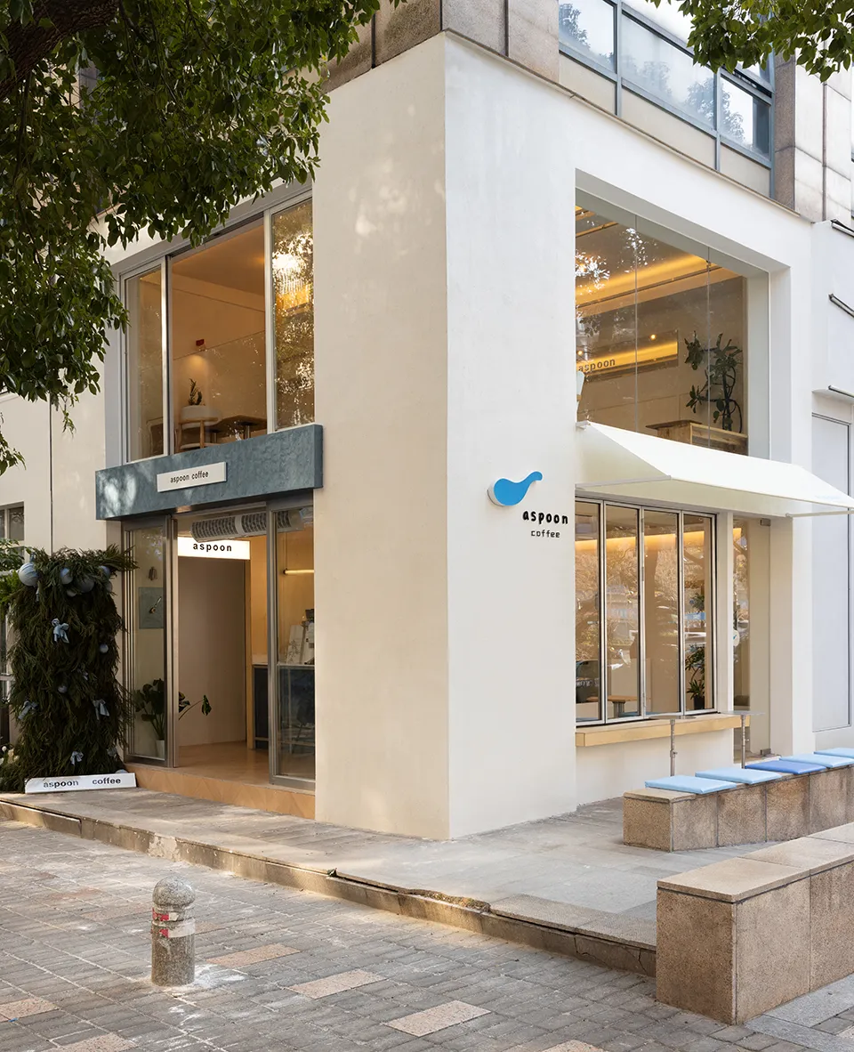 現代咖啡店外觀,搭配玻璃牆與混凝土飾面