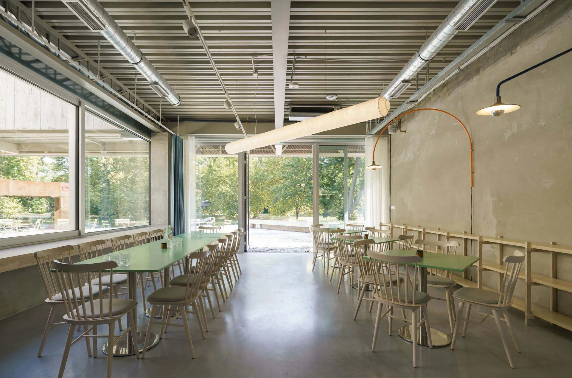 明亮吸引人的餐廳內部，設有多張餐桌椅、現代設計與充足的座位選擇