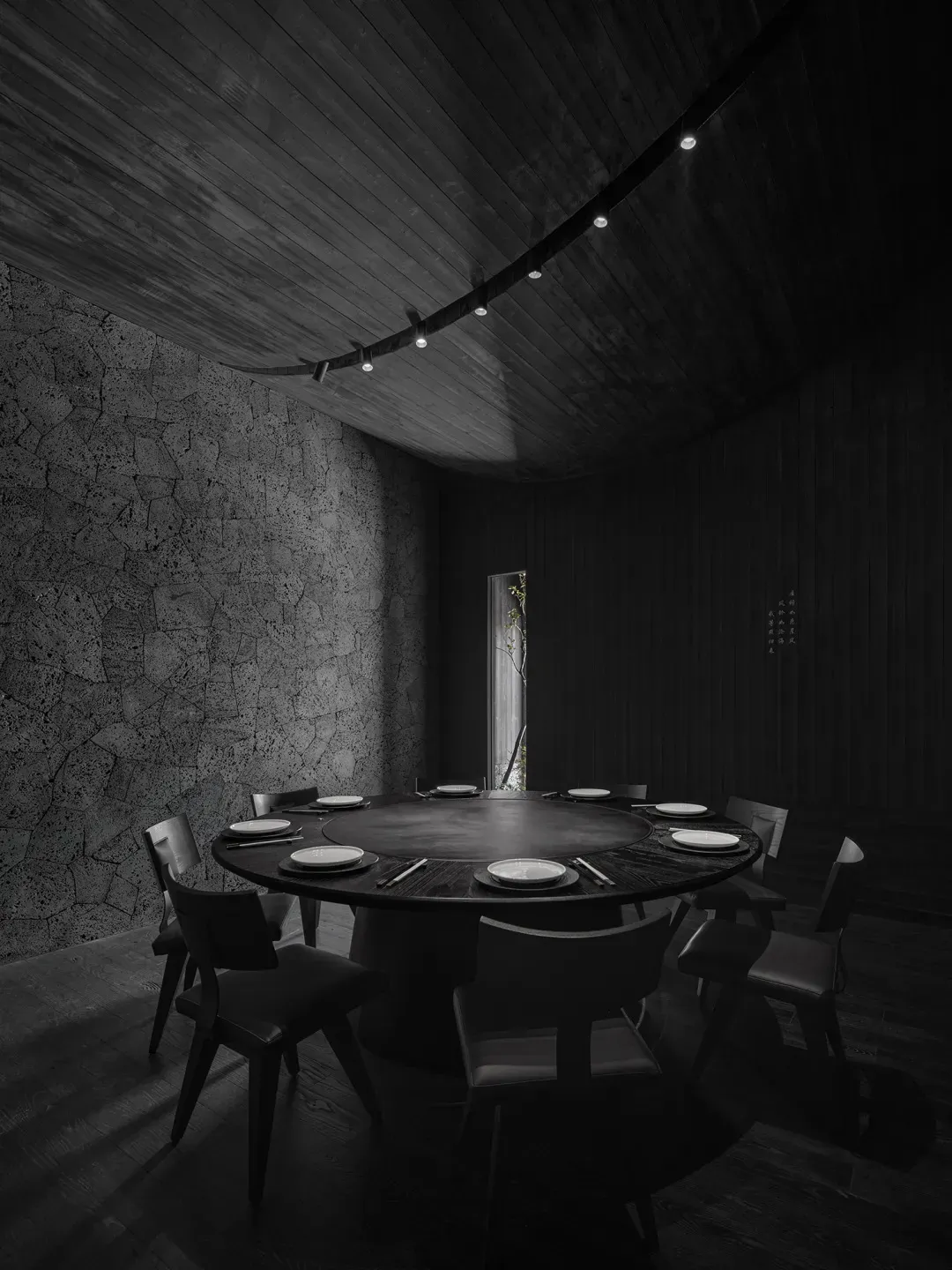 帶圓桌與椅子的昏暗餐廳區域，營造出神秘氛圍