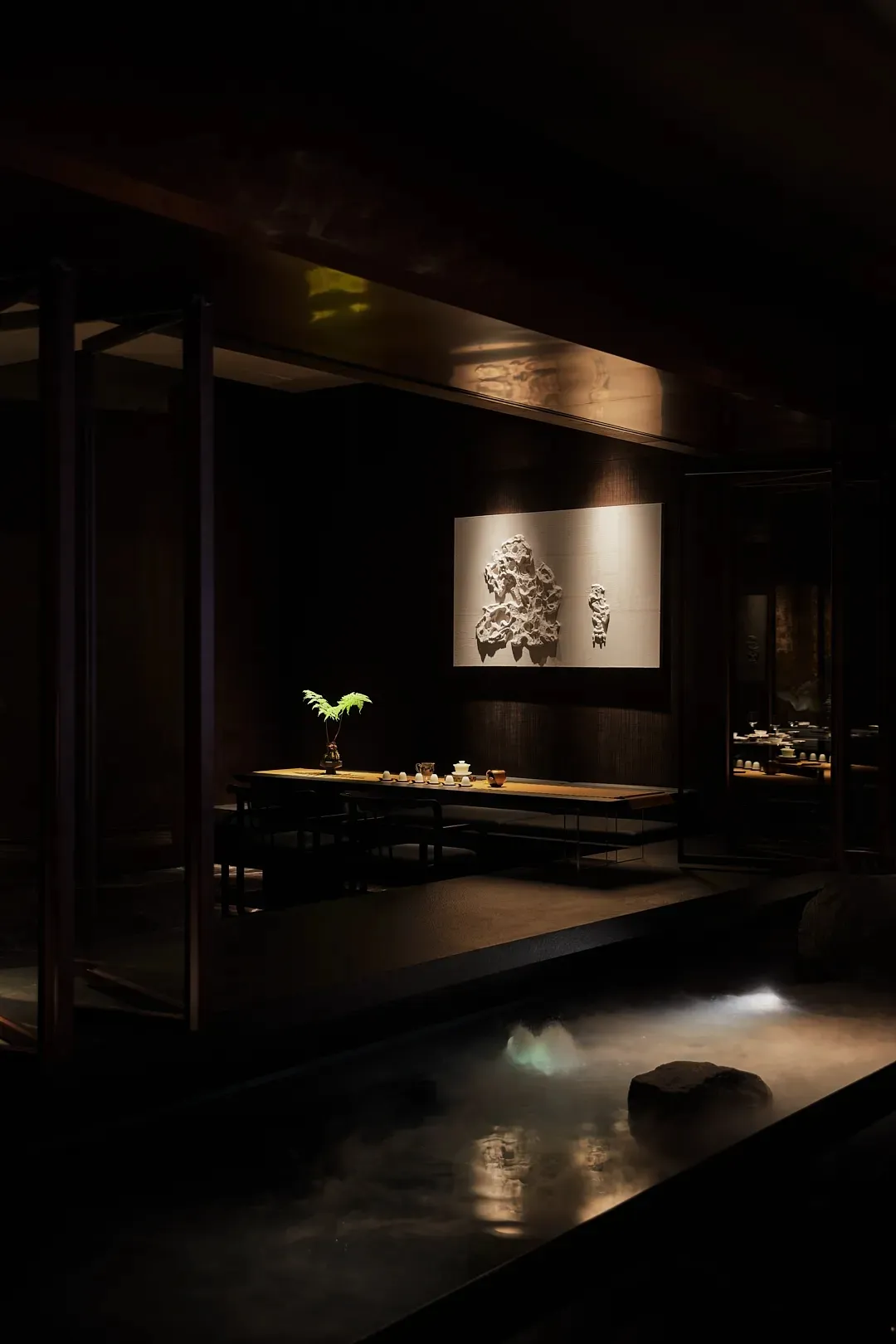 溫馨亞洲餐廳內部，配有木桌、椅子與盆栽，營造出溫暖的氛圍