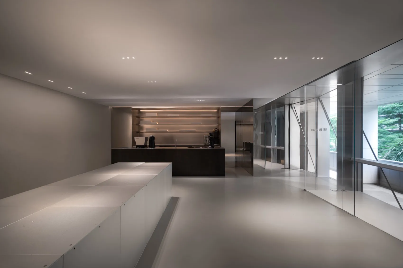 Open kitchen with white walls and floors, featuring two sinks and marble countertops in a modern and clean design