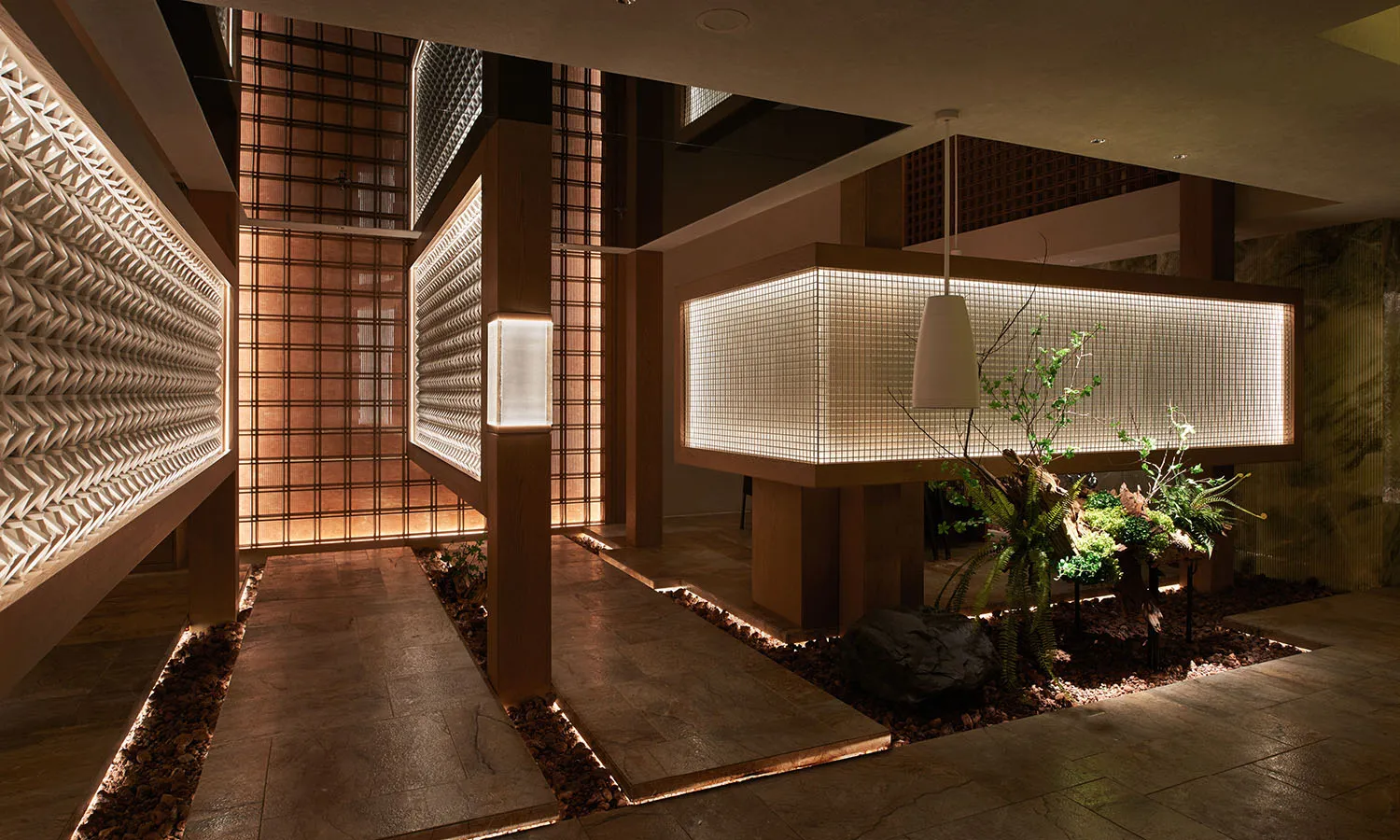 優雅室內空間，設有餐桌、椅子、盆栽植物與花瓶，營造舒適且吸引人的氛圍