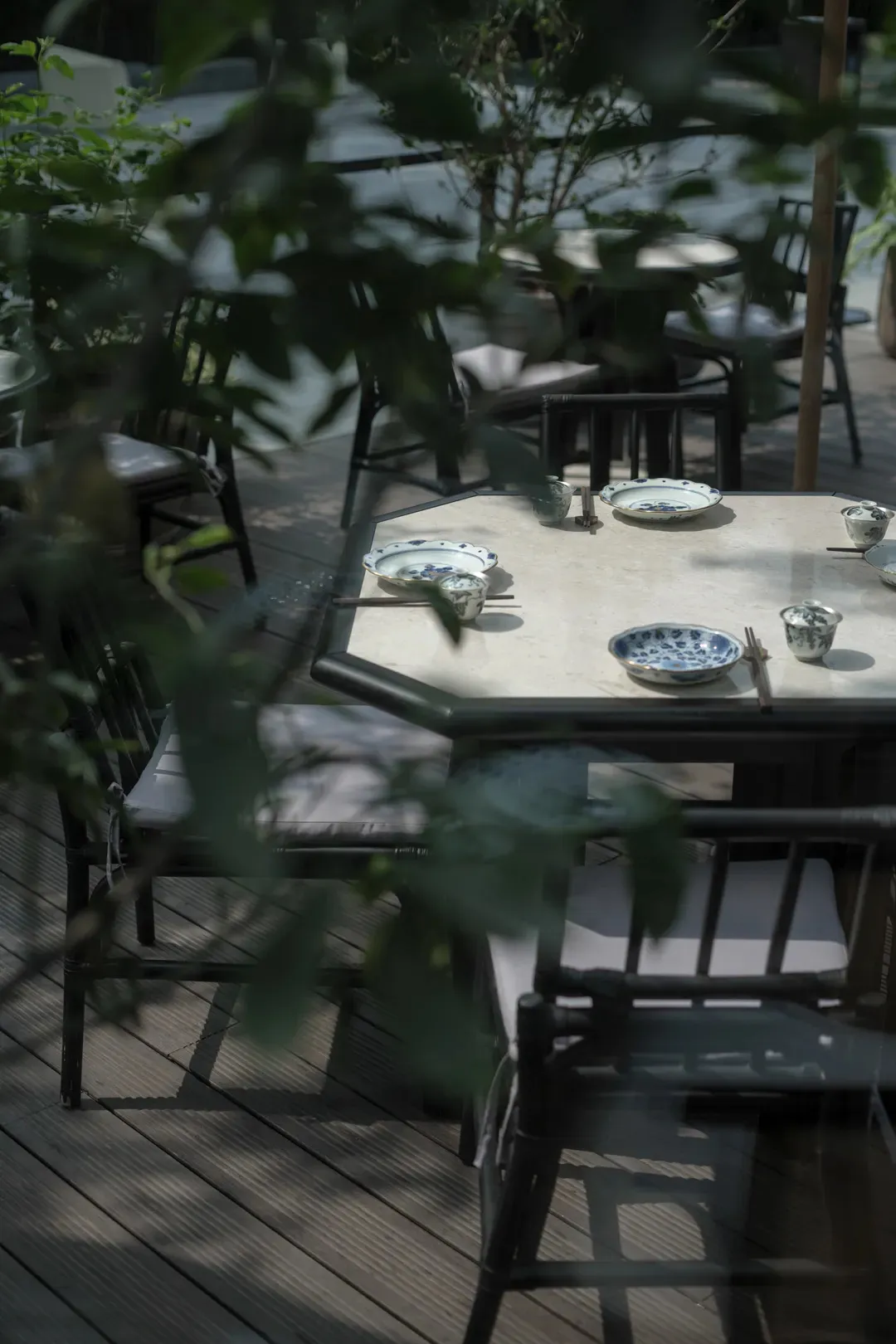 休閒戶外餐廳區，配有木桌椅，並以碗具盛裝食物，營造輕鬆氛圍