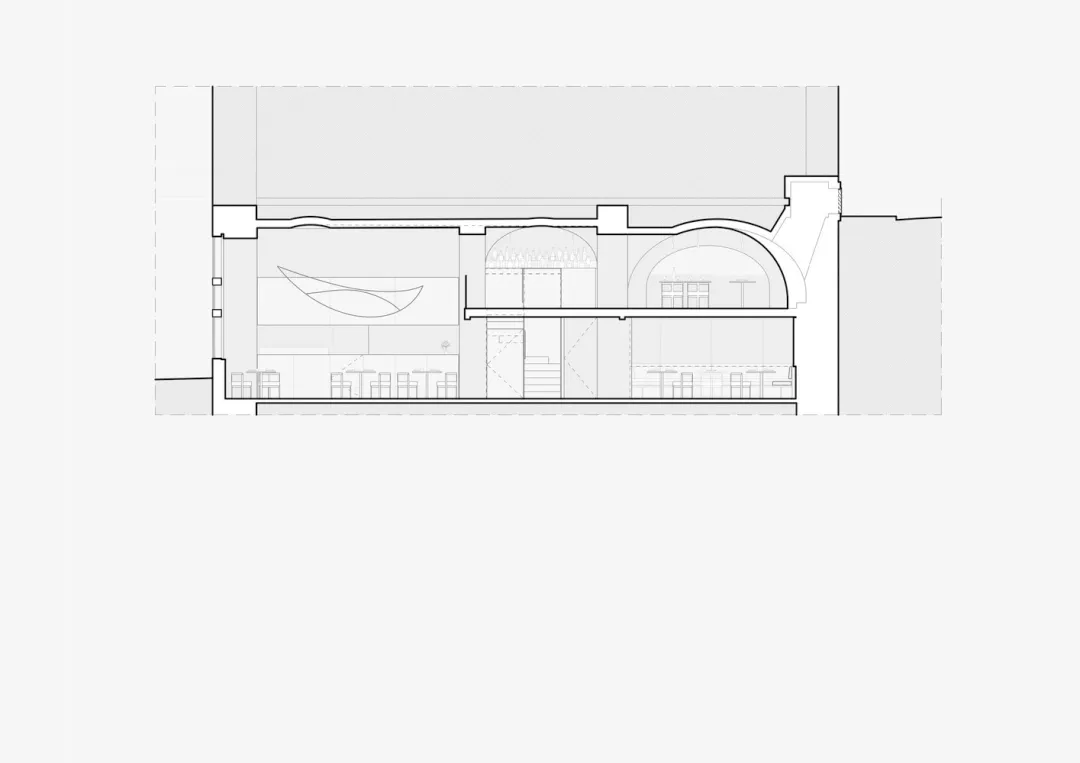 寬敞餐廳內部，擺放桌椅，展現實用且溫馨的氛圍