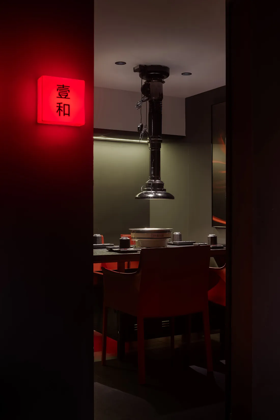 溫馨親切的亞洲餐廳，紅色點綴、木質家具，搭配多張餐桌椅