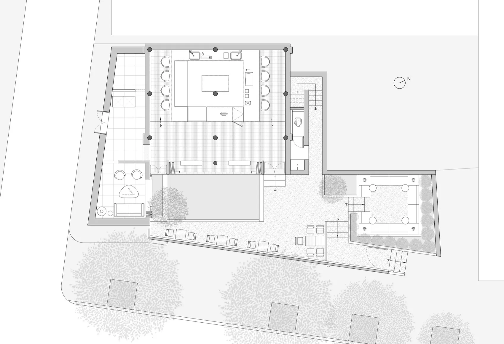 現代客廳區域散置座椅與餐桌，展現精心設計的開放空間