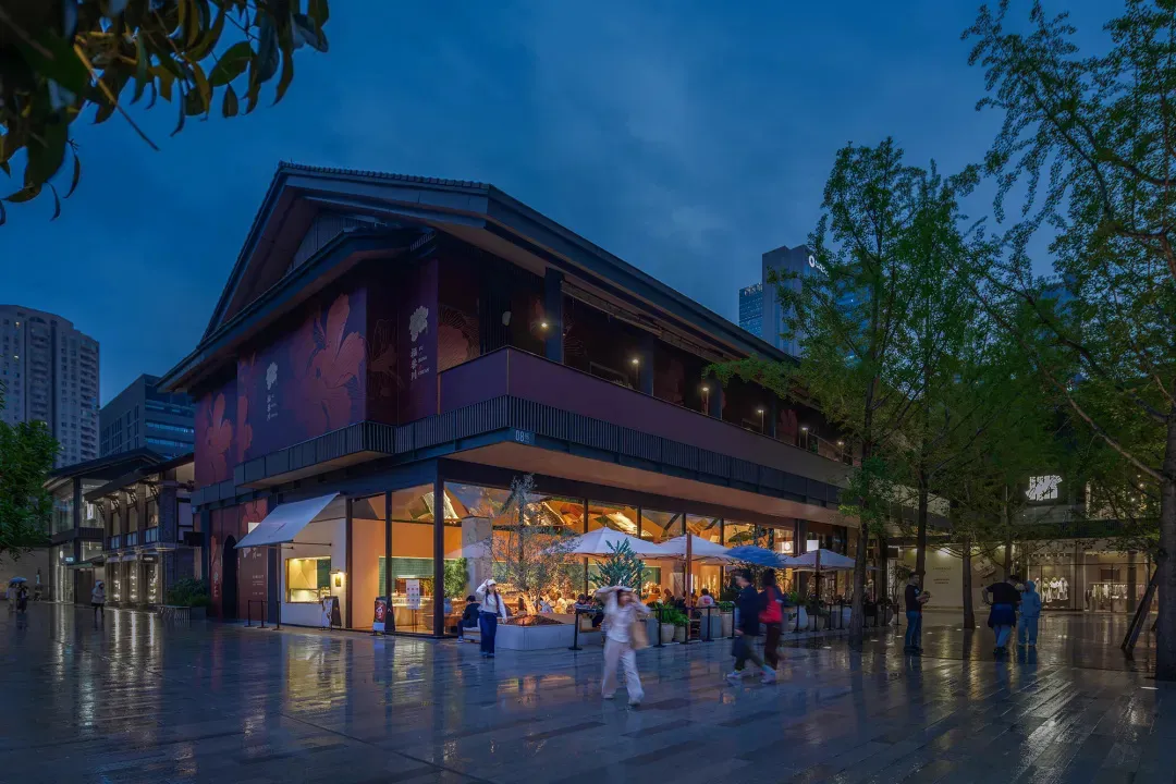 現代亞洲餐廳擁有寬敞餐廳區、木質地板、金屬裝飾細節，以及為餐桌遮蔭的傘