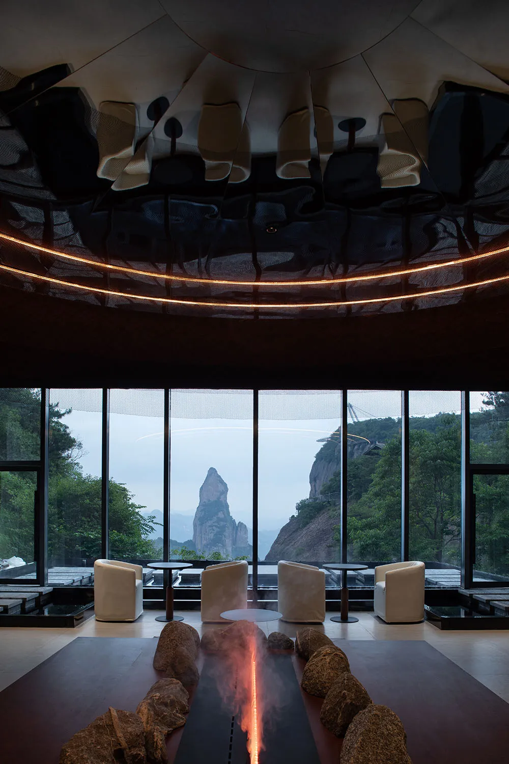 舒適餐廳空間，配有大窗戶可欣賞山景，包含椅子、餐桌與沙發