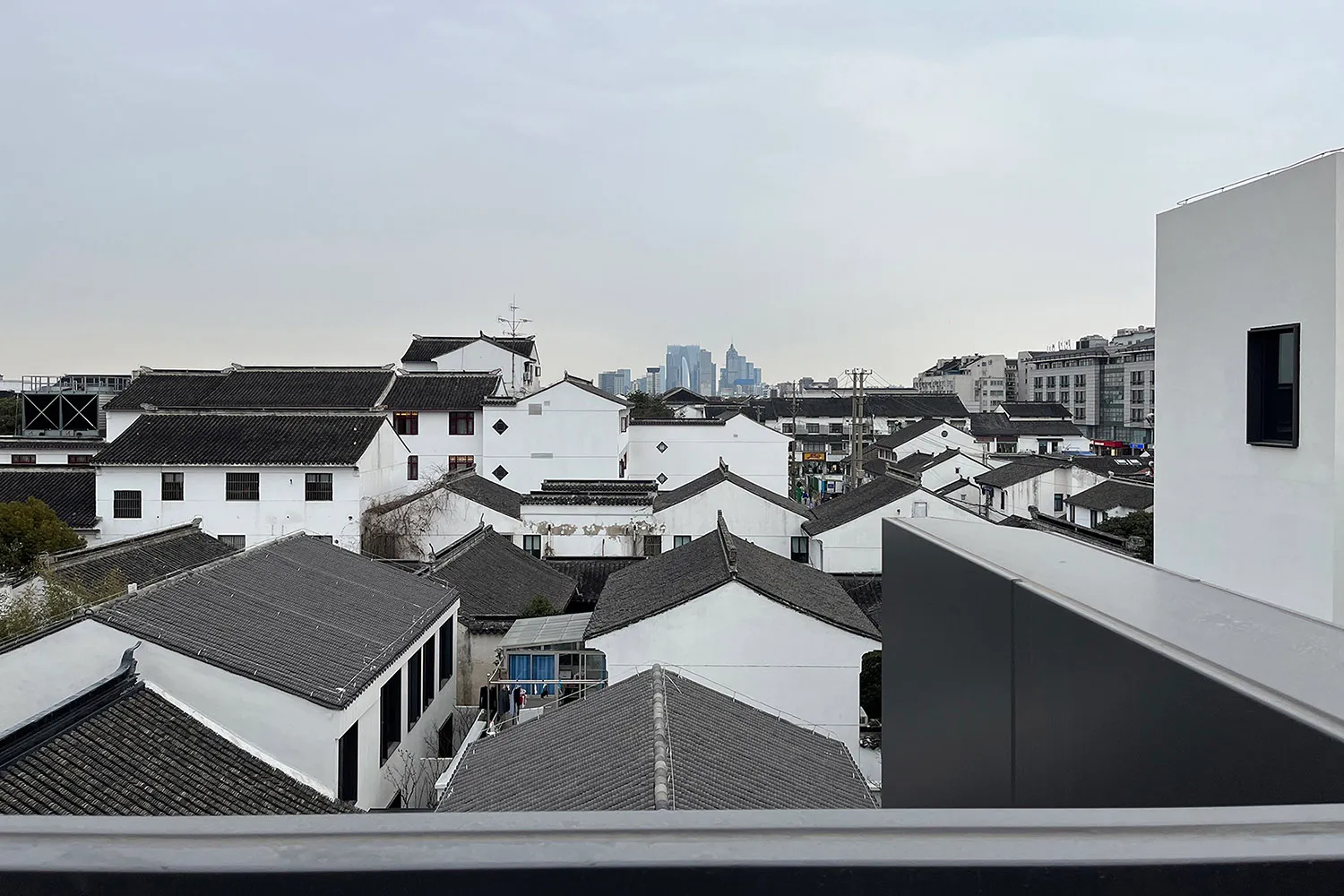 密集人口城市的鳥瞰景觀，白色建築、多樣屋頂結構，以及充滿活力的氛圍