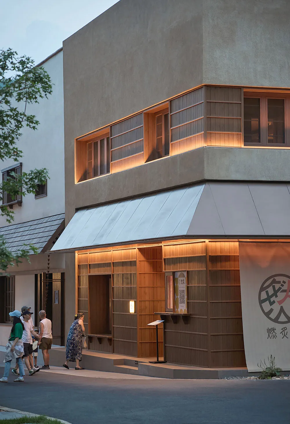 現代亞洲建築擁有大片窗戶，周圍環繞行人與熱鬧氛圍