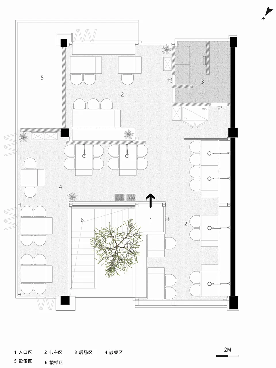 室內種植樹木的舒適客廳，配備舒適家具與精心規劃的空間布局