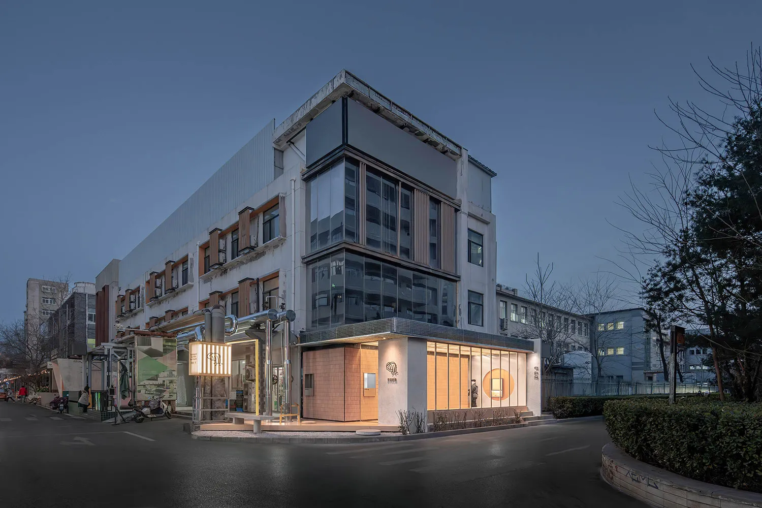 一座大型建築融合現代建築風格，特色為玻璃帷幕與流線線條，位於當代都市環境中