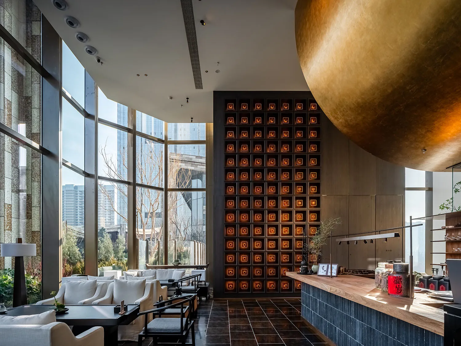 現代餐廳用餐區，擁有圖騰牆面、盆栽植物，以及多張桌椅