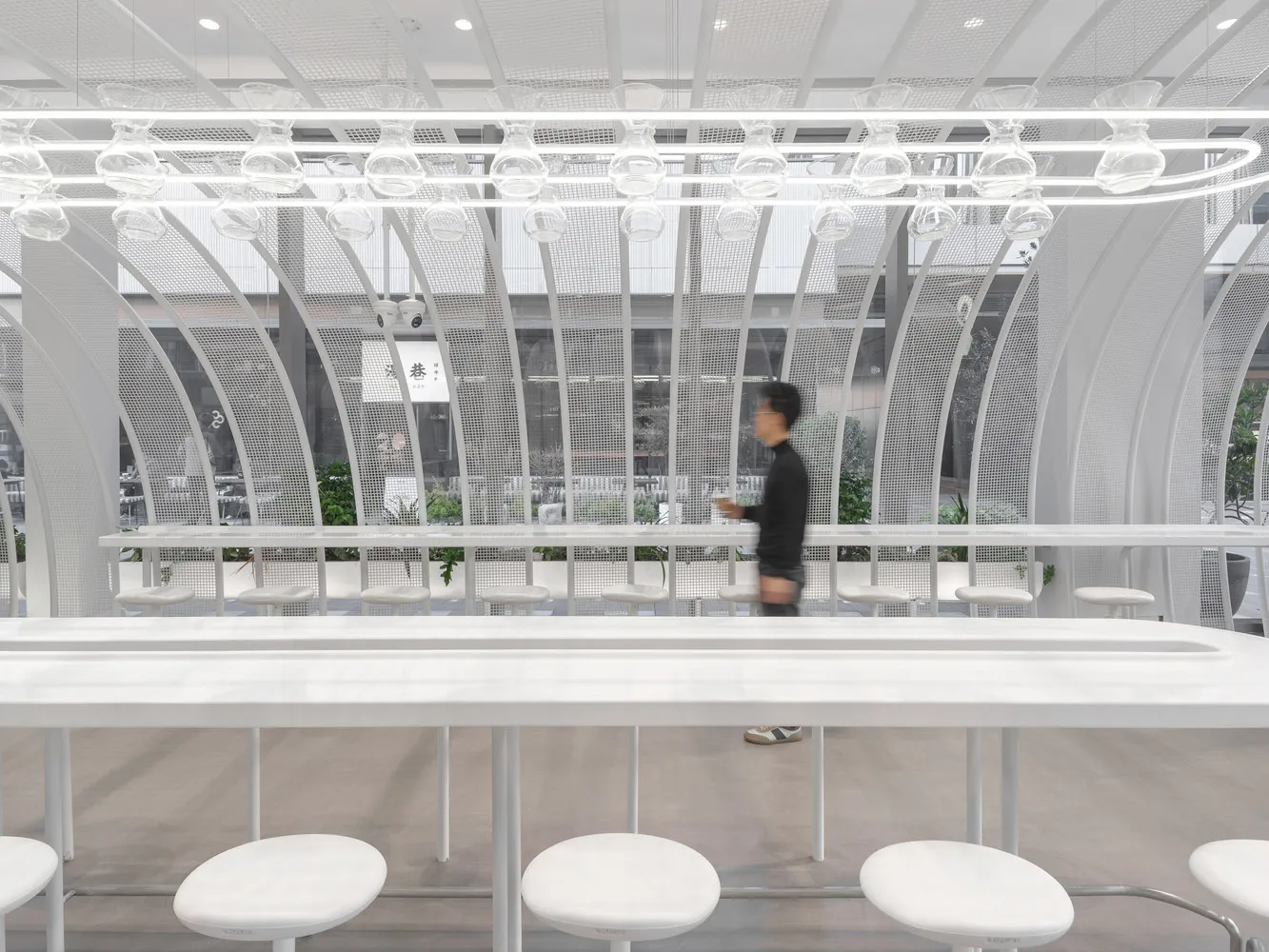 現代餐廳內部，配有長吧台、餐桌，以及舒適的客人座位區