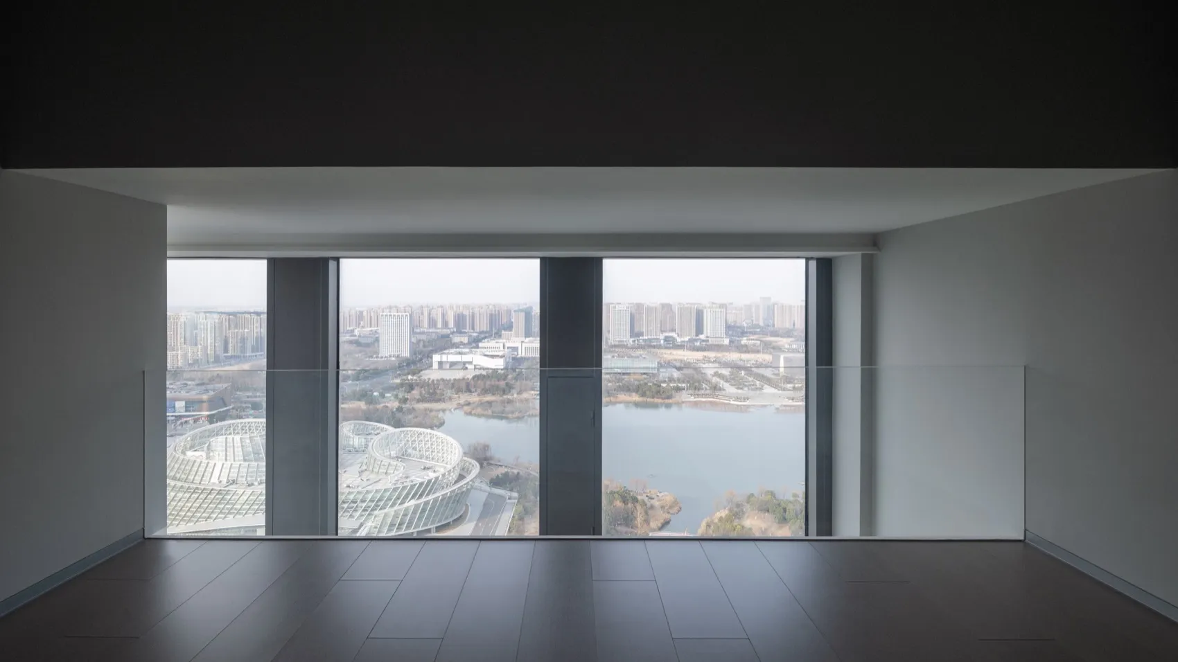城市天際線的鳥瞰視圖，現代建築以混凝土與玻璃建造，沐浴在自然光線中