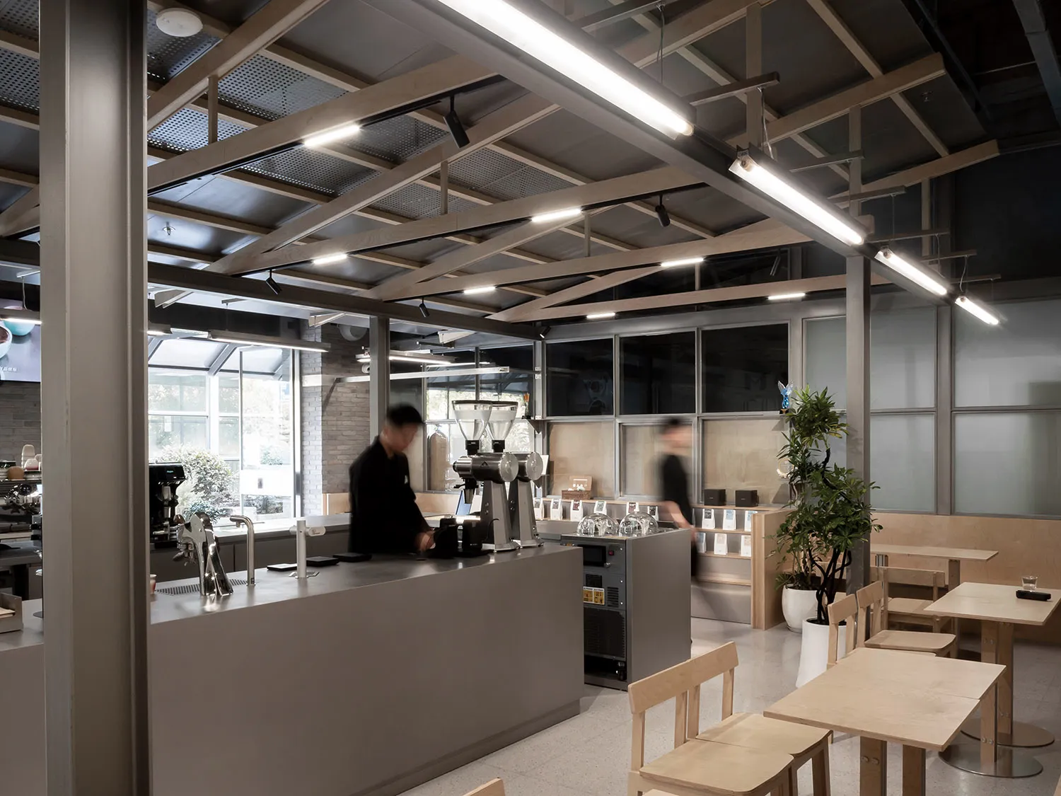 開放式用餐區有多張餐桌、長椅與座椅，自然光與人工照明充足，氛圍溫馨吸引人