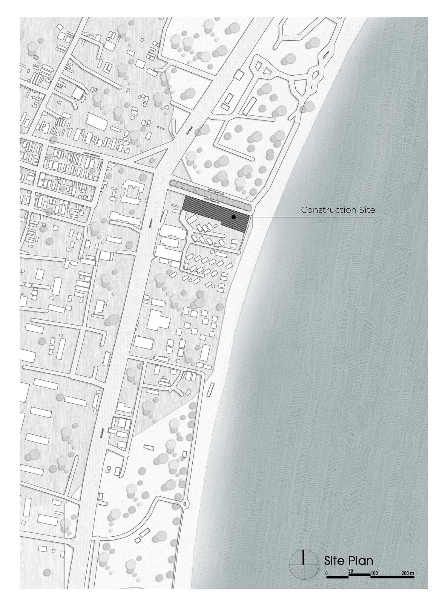 海灘上的一座現代工地，大型建築物正在興建，周圍環繞樹木，並以混凝土與鋼材為主要建材