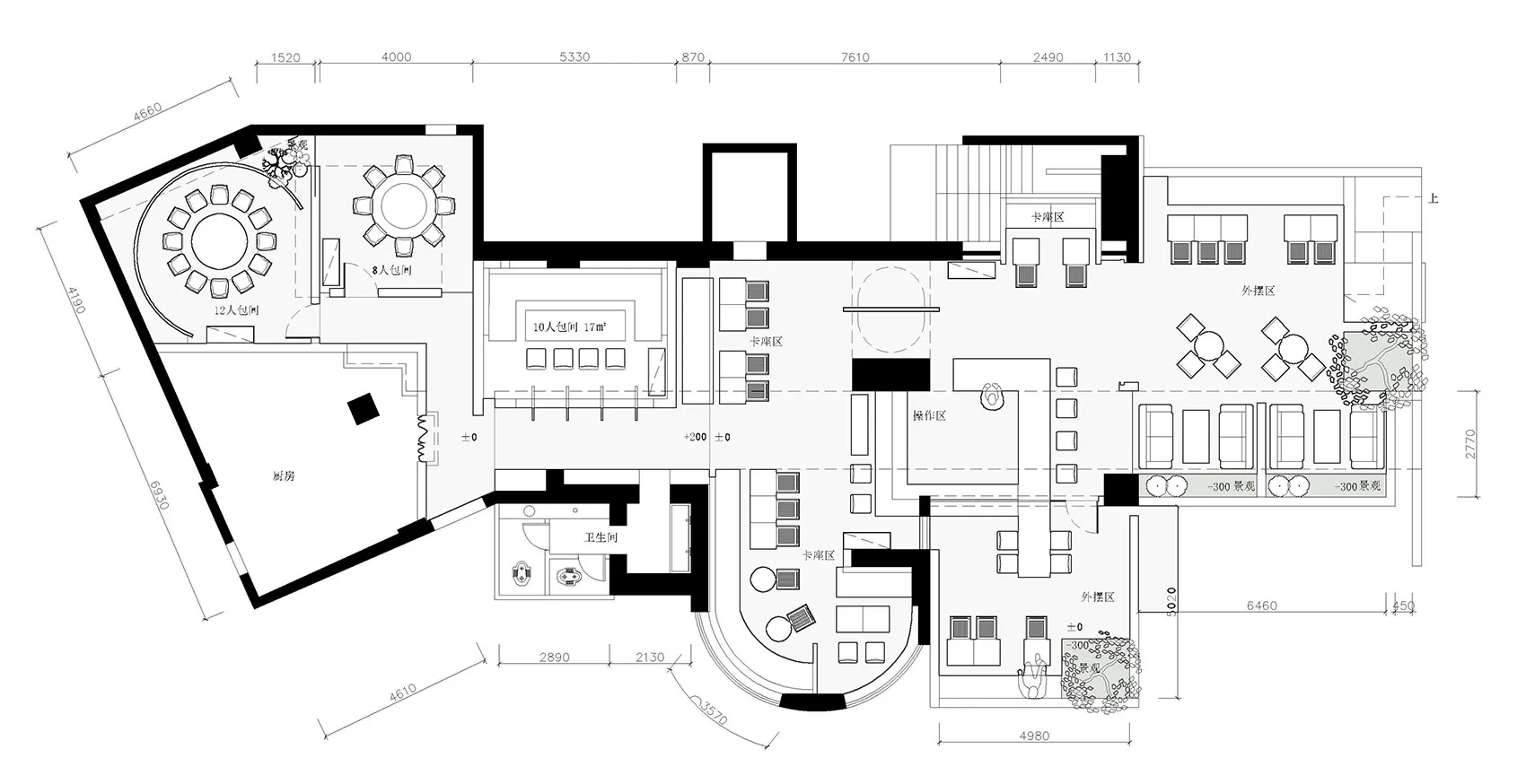 兩層樓帶地下室的住宅建築渲染圖，包含客廳、餐廳、廚房及多間臥室，配備現代家具與精心規劃的格局