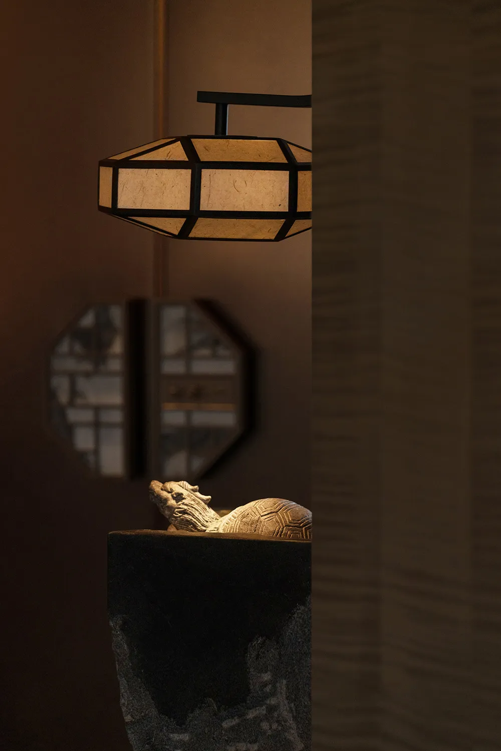 Cozy room with a turtle shell lamp, two mirrors, and a warm atmosphere