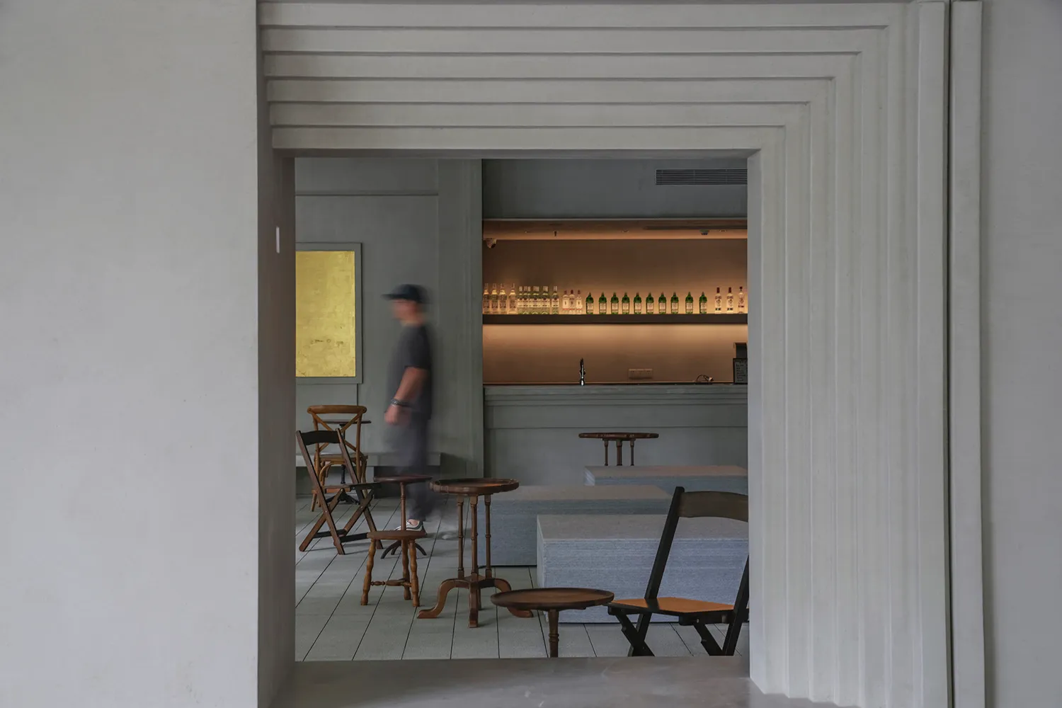 餐廳酒吧區配有椅子與餐桌，桌上擺放瓶裝飲料，氛圍溫馨誘人