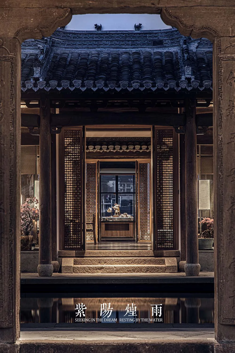 亞洲風格木構建築，瓦頂設計，並有大片窗戶讓自然光線灑入室內