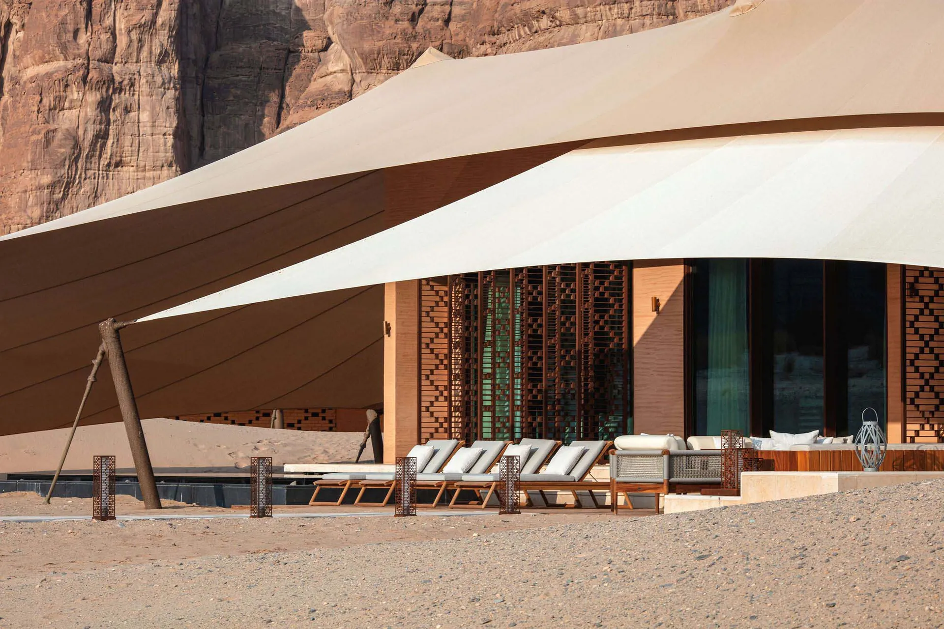 一個帶餐桌的露台，周圍環繞木椅，為賓客打造舒適的座位安排，營造輕鬆溫馨的環境