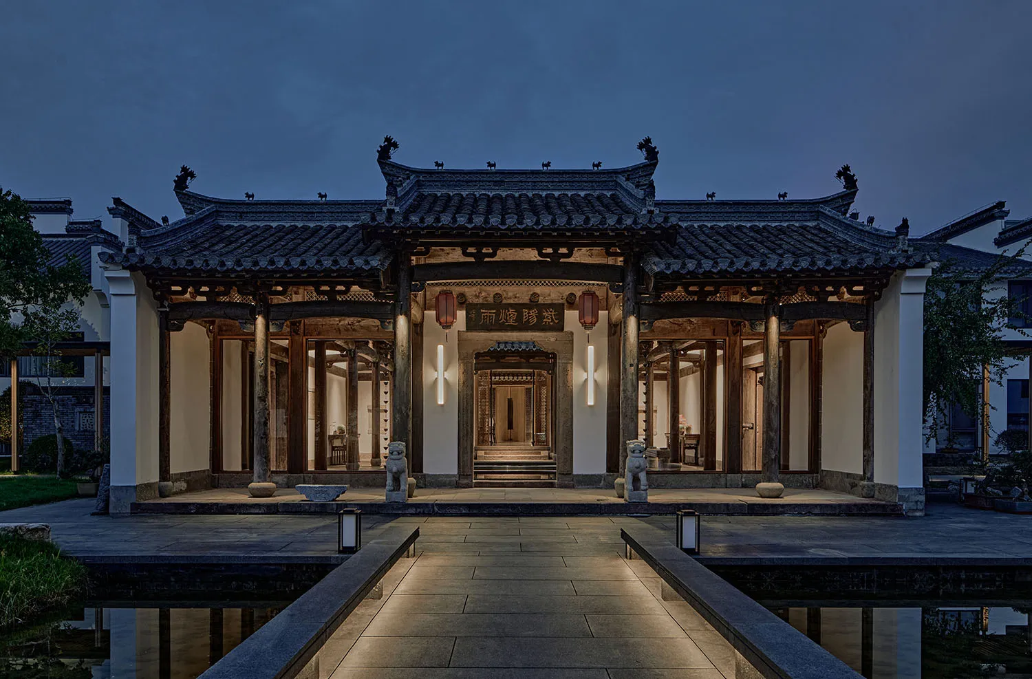 一座擁有精緻細節與裝飾元素的石造建築，周圍環繞著設有燈籠與雕像的庭院，傳達出歷史與工藝之美