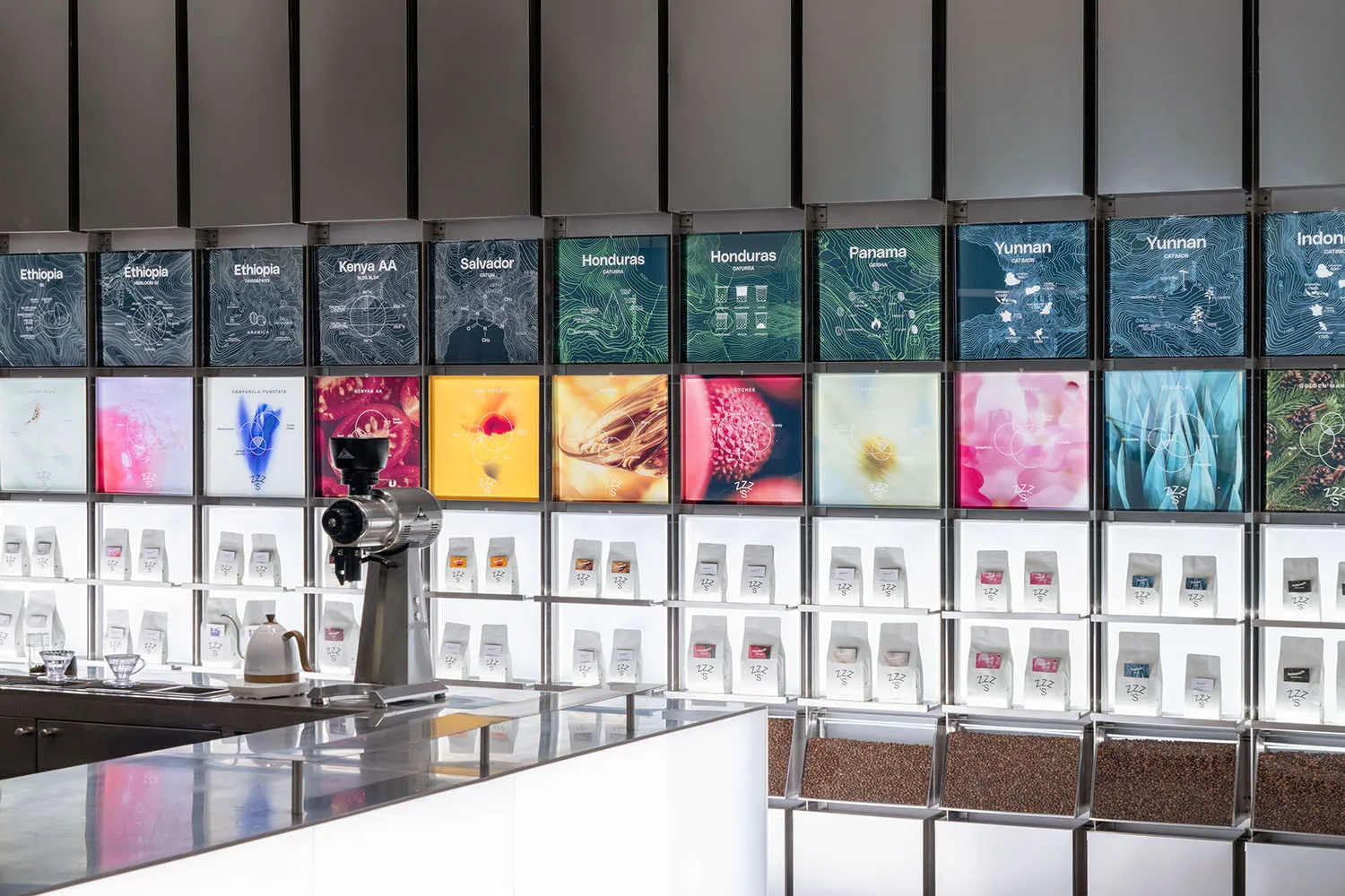 溫馨咖啡店內部，玻璃櫃展示各式咖啡豆與多款咖啡杯，營造舒適邀約氛圍