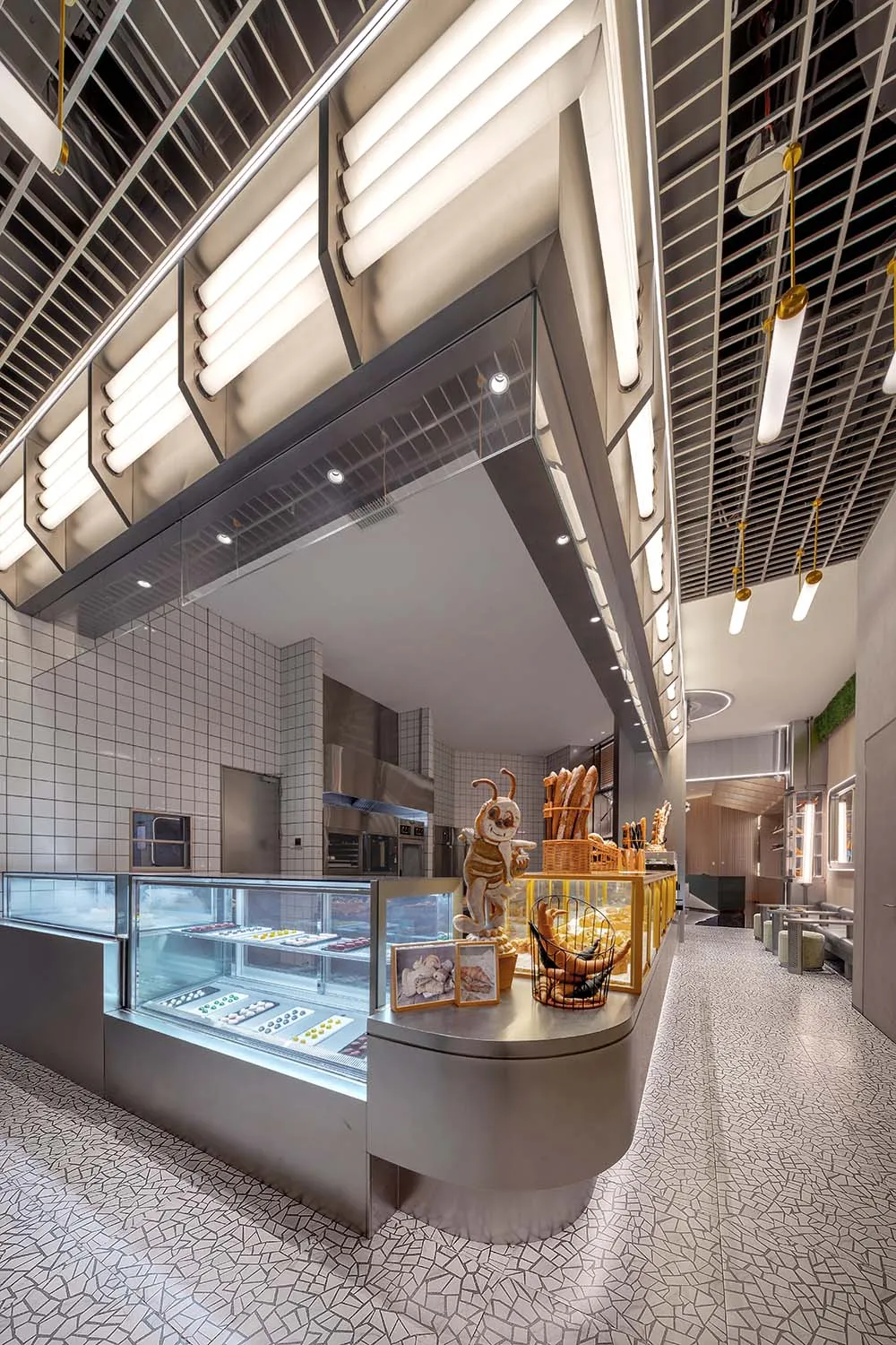 現代餐廳內部，包含廚房區與用餐空間，擁有大片窗戶、乾淨線條與極簡裝飾