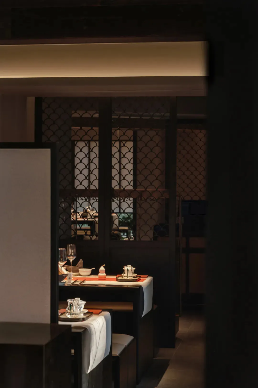 餐廳區域設有餐桌與舒適座椅，為賓客營造優雅而溫馨的氛圍