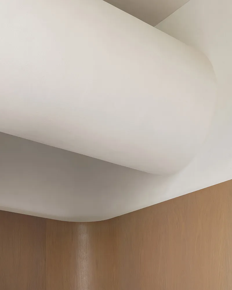 木質天花板與牆面打造溫暖親切的室內空間