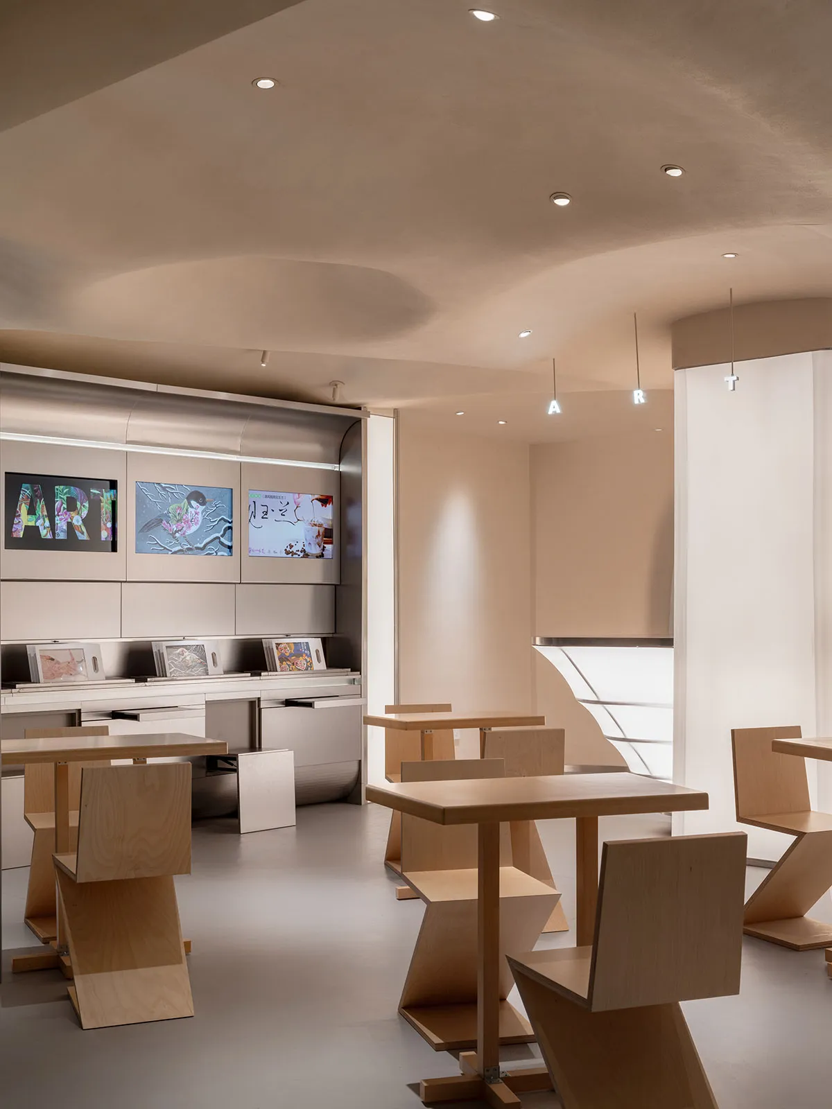 現代餐廳內部，寬敞用餐區、多張餐桌椅及牆上電視
