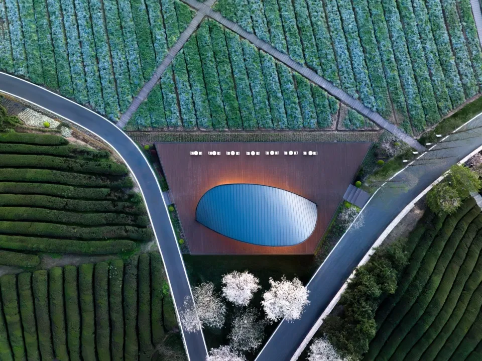 一座木造建築，中央有大型圓形窗戶，周圍環繞較小窗戶，散發溫馨氛圍