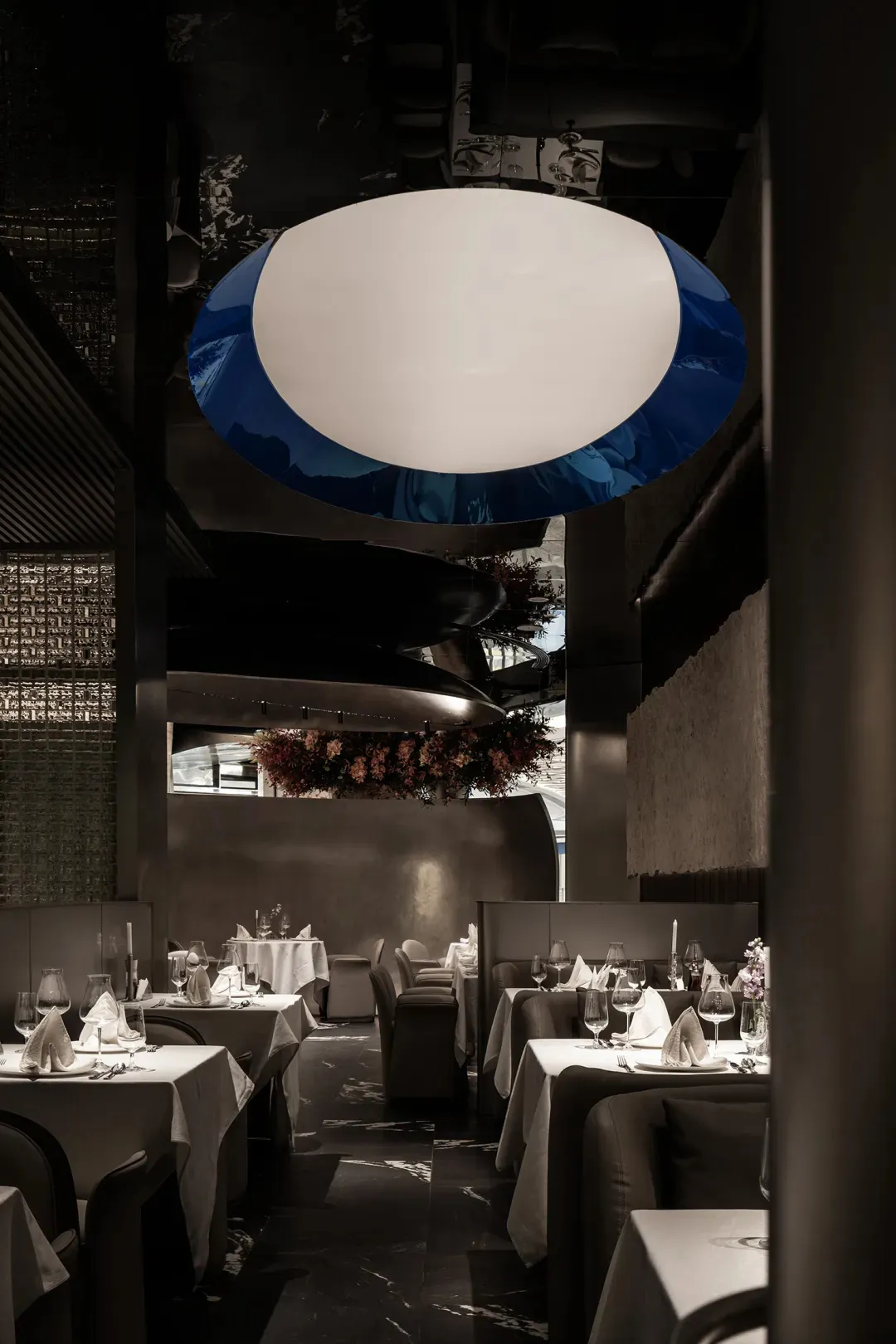 空蕩蕩的餐廳，配有木桌、椅子與酒杯，營造出誘人用餐氛圍