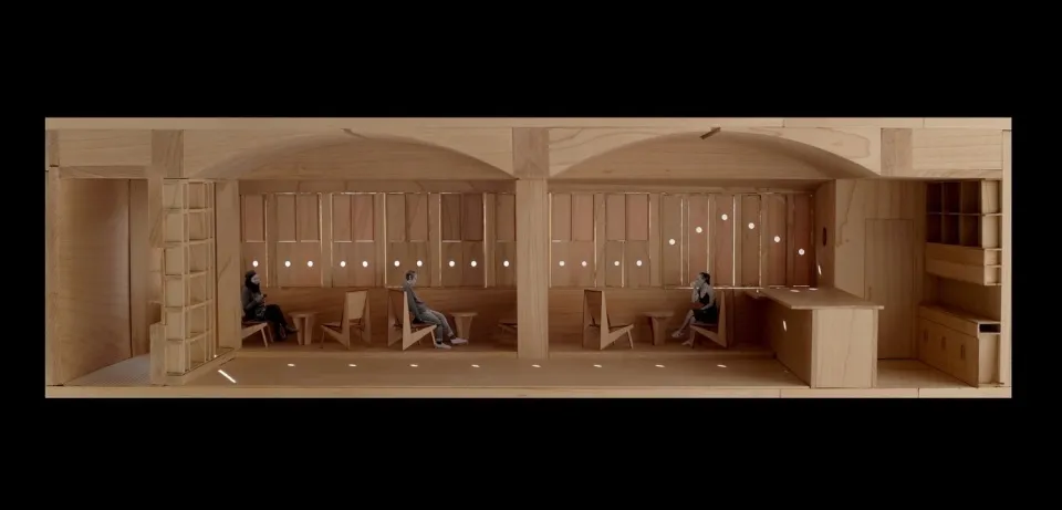 木質牆面與地板的溫暖舒適客廳空間，設有座椅與兩人在渲染場景中