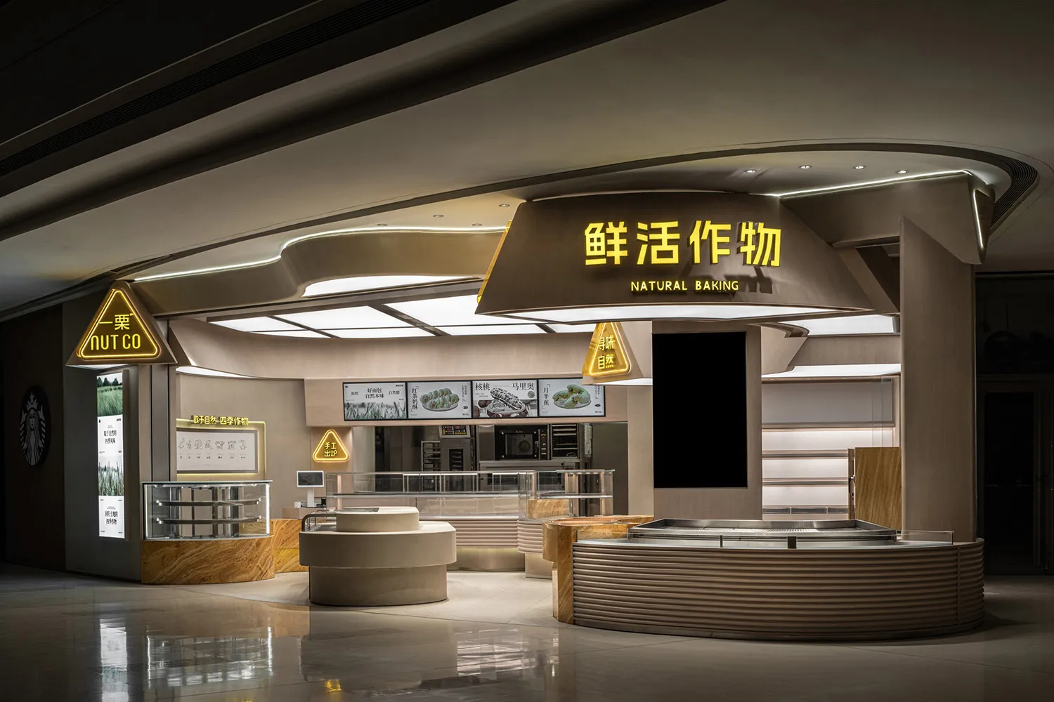 空蕩蕩的餐廳內部，簡潔線條、開放空間，以及少許椅子與桌椅