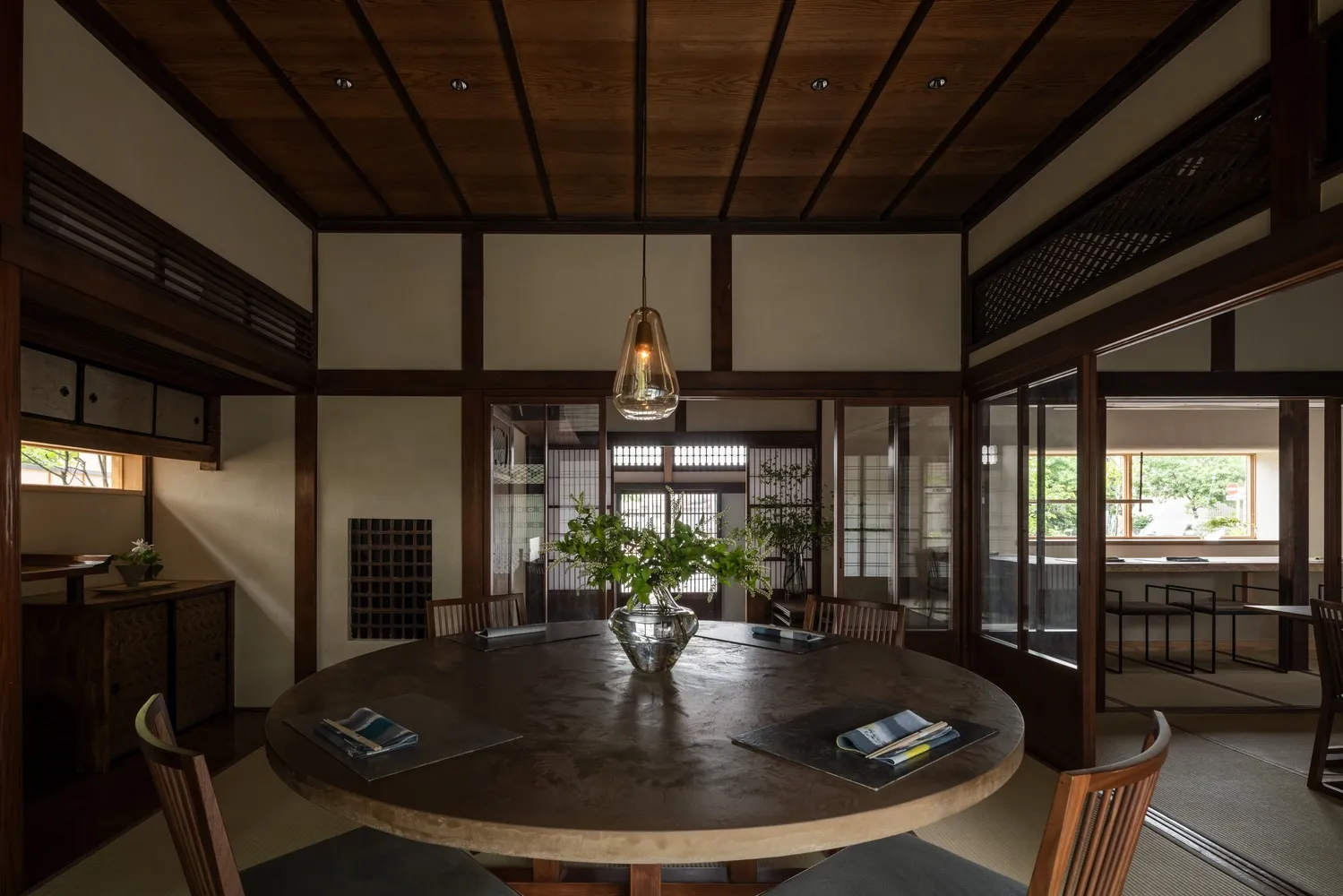 溫暖舒適的餐廳空間，配有木桌、椅子與花瓶，營造溫馨氛圍