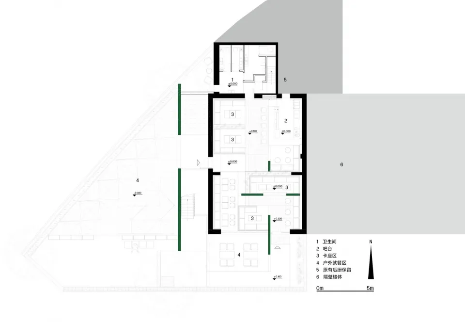 現代建築的 2D 平面圖，以綠線標示不同區域，包括廚房與衛浴