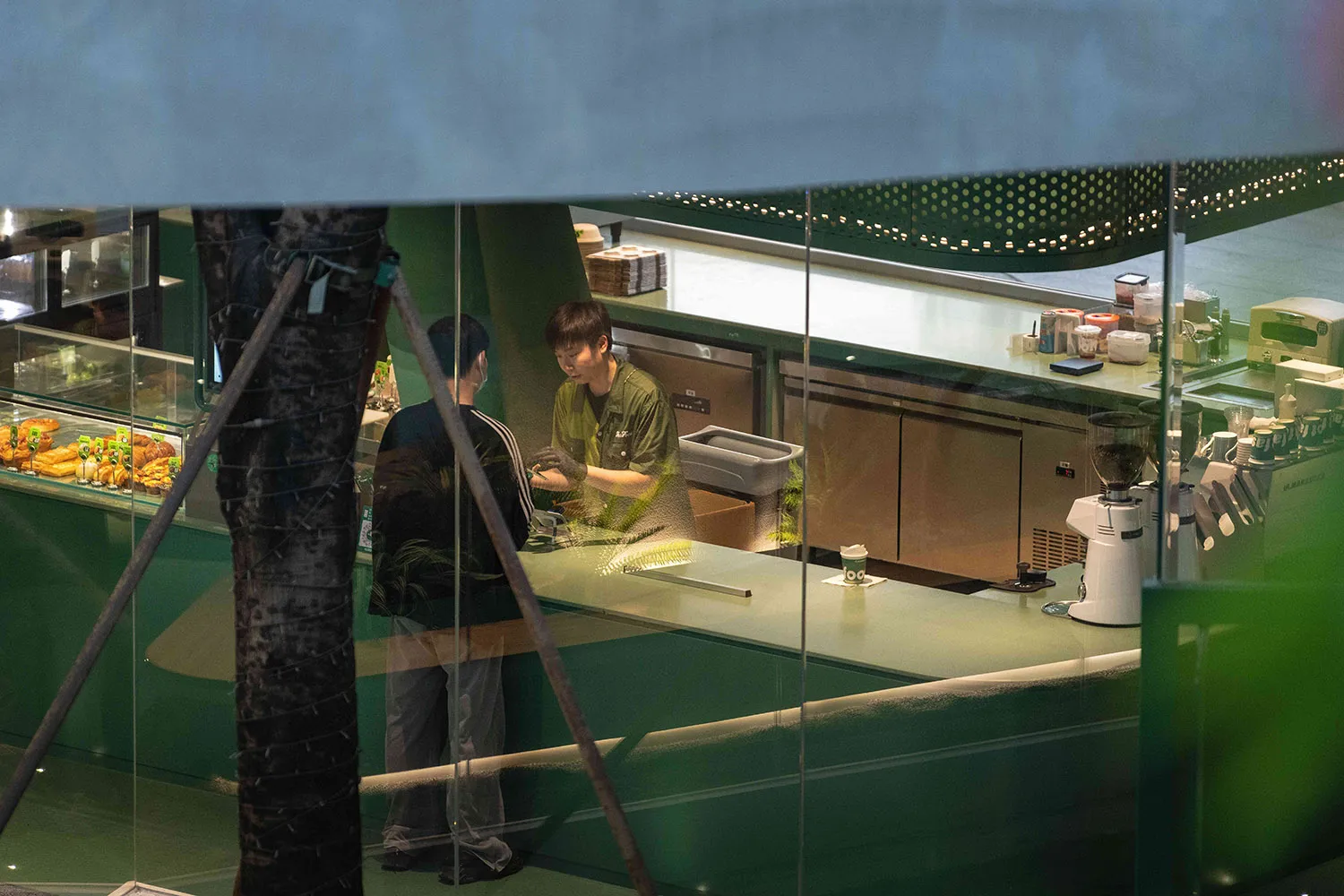 綠牆休閒餐廚場景，包含料理台與各式廚具，傳達清新活潑氛圍