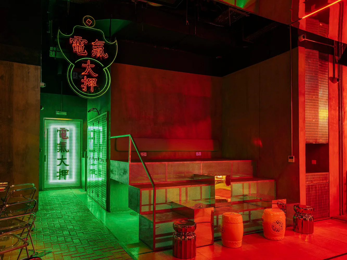 充滿活力的亞洲餐廳內部，紅綠霓虹燈招牌、磁磚地板與現代傳統裝飾