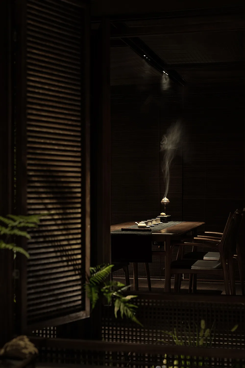 溫暖親切的亞洲餐廳內部，配有木桌椅，營造舒適氛圍