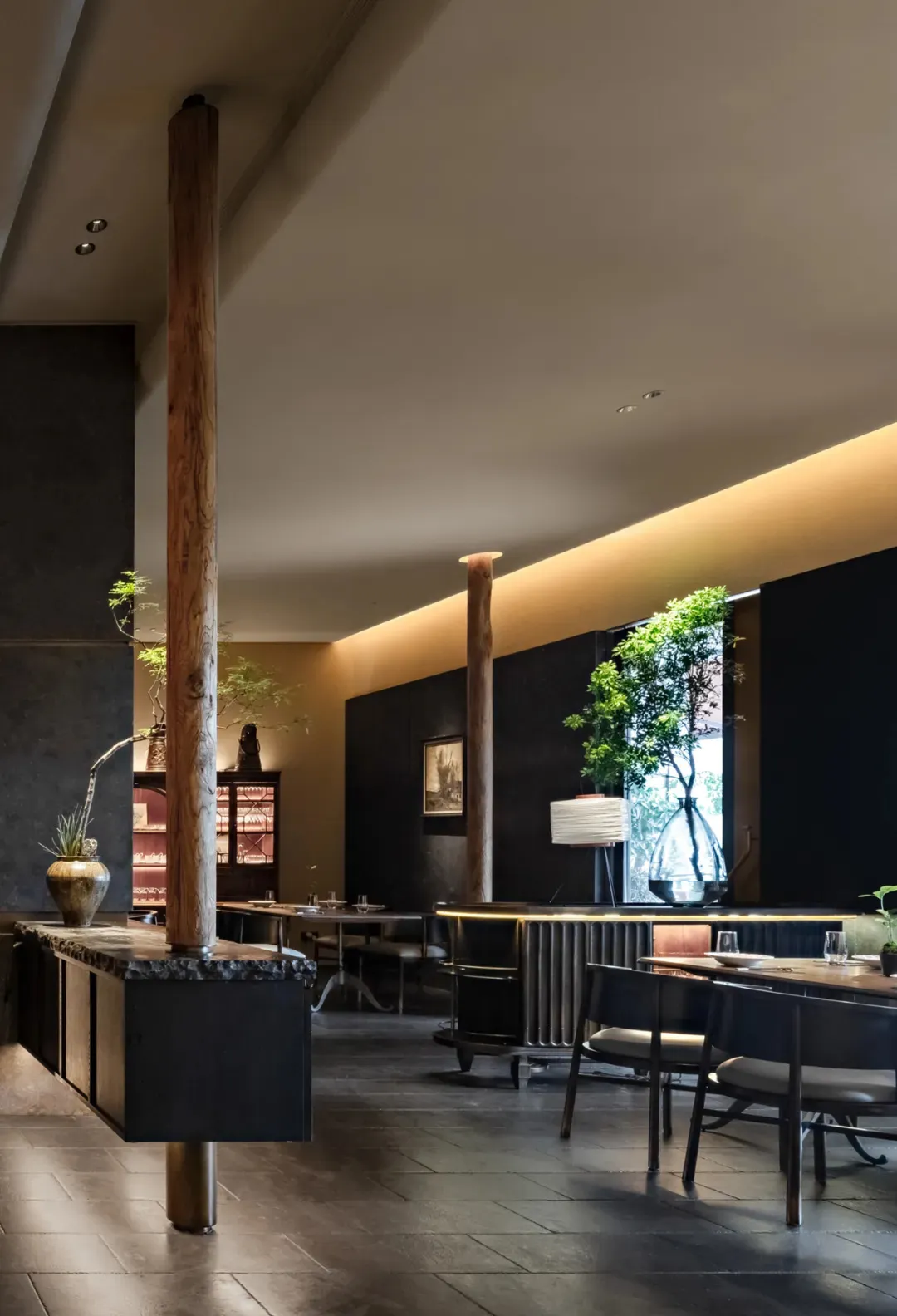木柱現代餐廳內部，多張餐桌與椅，營造優雅氛圍