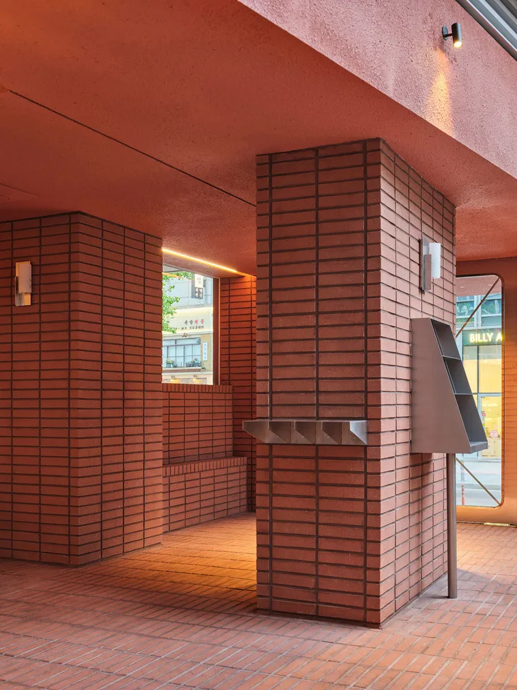 一座紅瓦傳統磚造建築，擁有大型磚牆與歷史氛圍