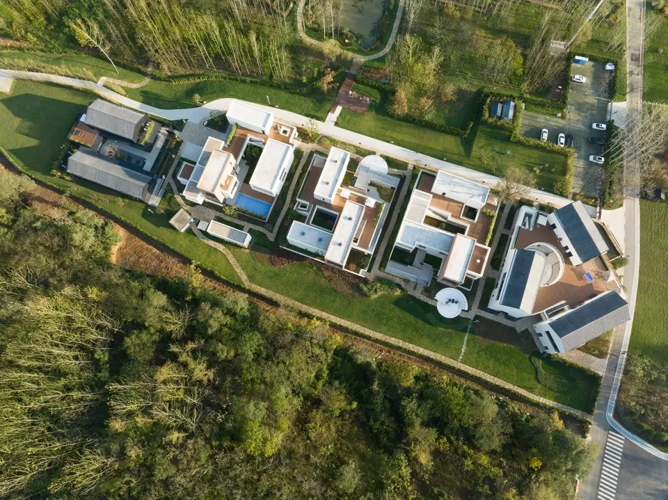 現代多層住宅鳥瞰圖，融合混凝土、玻璃與木材材質，並有眾多窗戶帶來充足自然光線