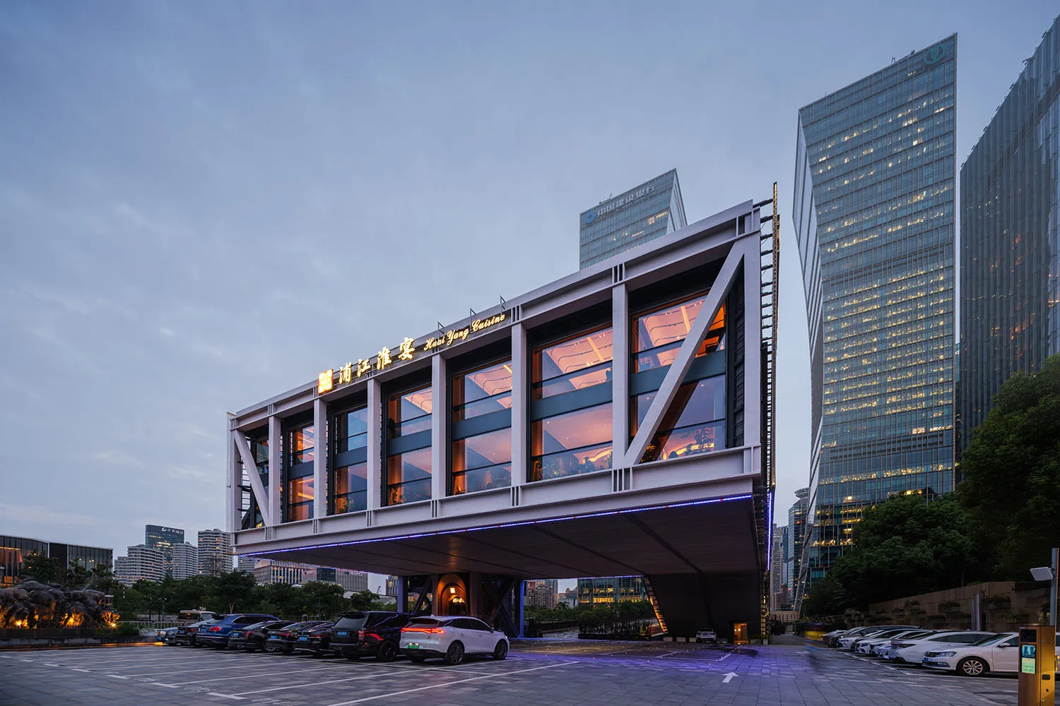 現代飯店大廳，擁有醒目玻璃立面、多層樓設計與當代風格