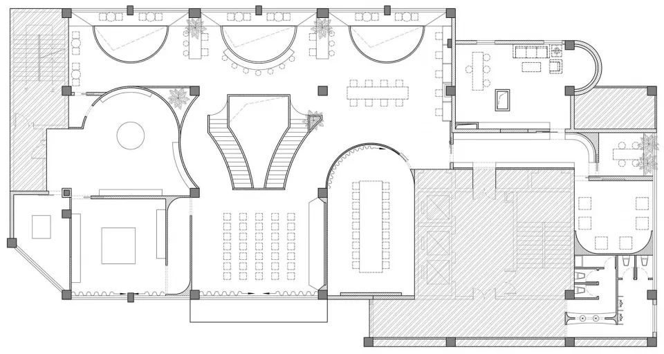 現代建築的 2D 平面圖，包含各式房間與功能區域，展現高效空間運用與當代設計元素