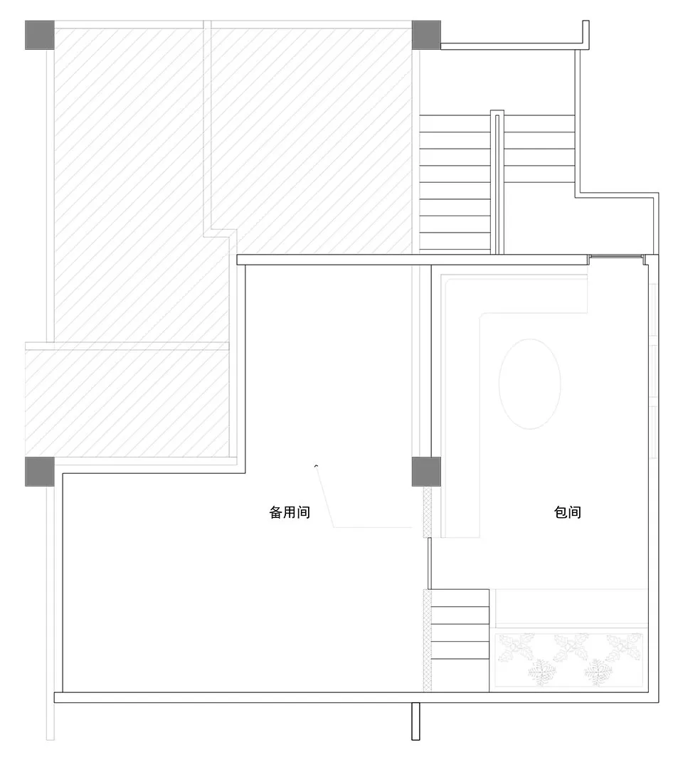 傳統住宅的黑白平面圖，房間分區清晰，包括衛浴、客廳、廚房與樓梯