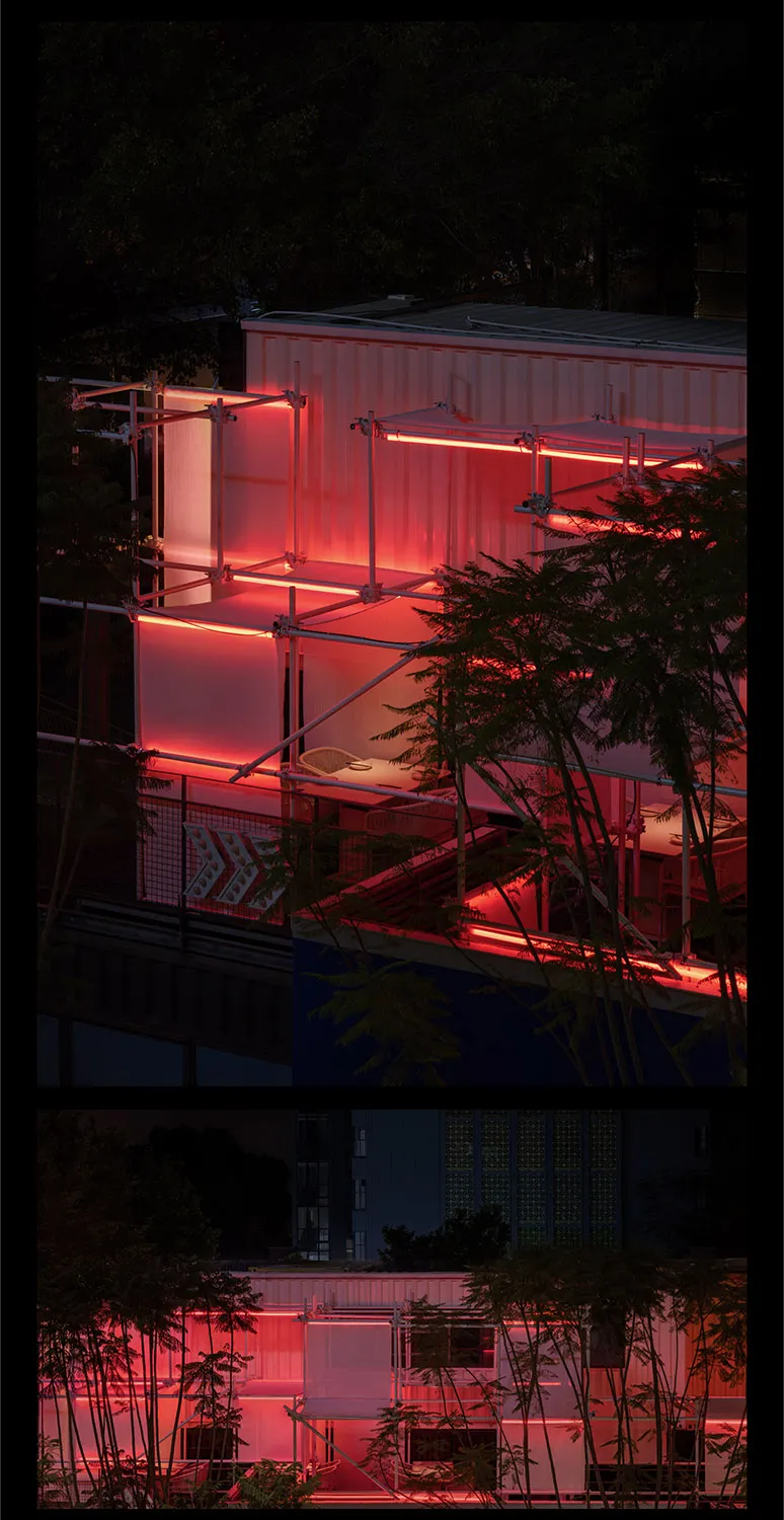 夜晚現代建築外觀被紅色燈光照亮，具多層樓設計與陽台，前方擺放兩張椅子可用於戶外座位或活動佈置