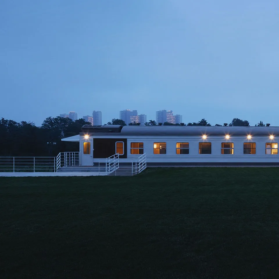 一座現代建築，包含客廳與餐廳區域，沐浴自然光線，展現乾淨線條與極簡元素