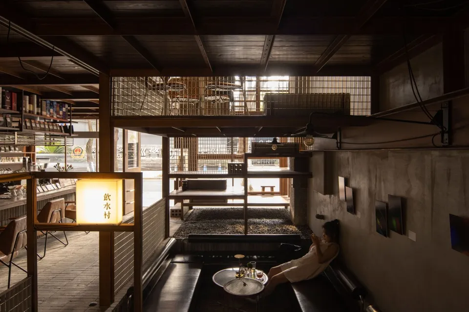 舒適的客廳與餐廳空間，結合各式椅子、餐桌、茶几、沙發與長椅，營造溫馨親切的社交與休憩氛圍